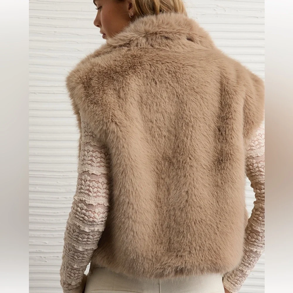 American Eagle - NWT Women's Tan Faux Fur Vest - Picture 4 of 8